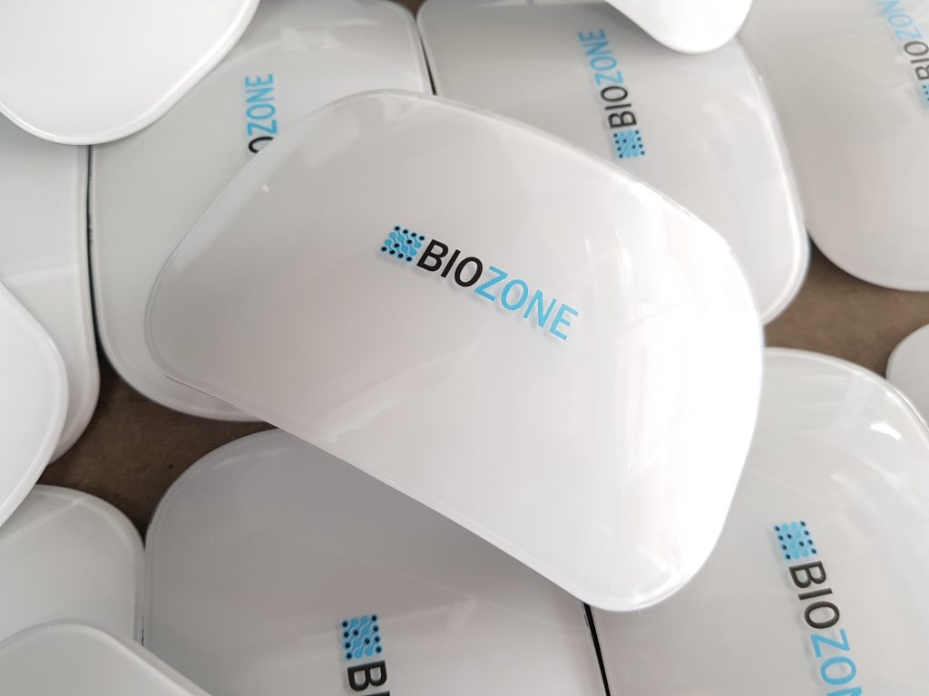 สกรีนโลโก้ Biozone ลงบนพลาสติกสีขาว ผิวโค้ง