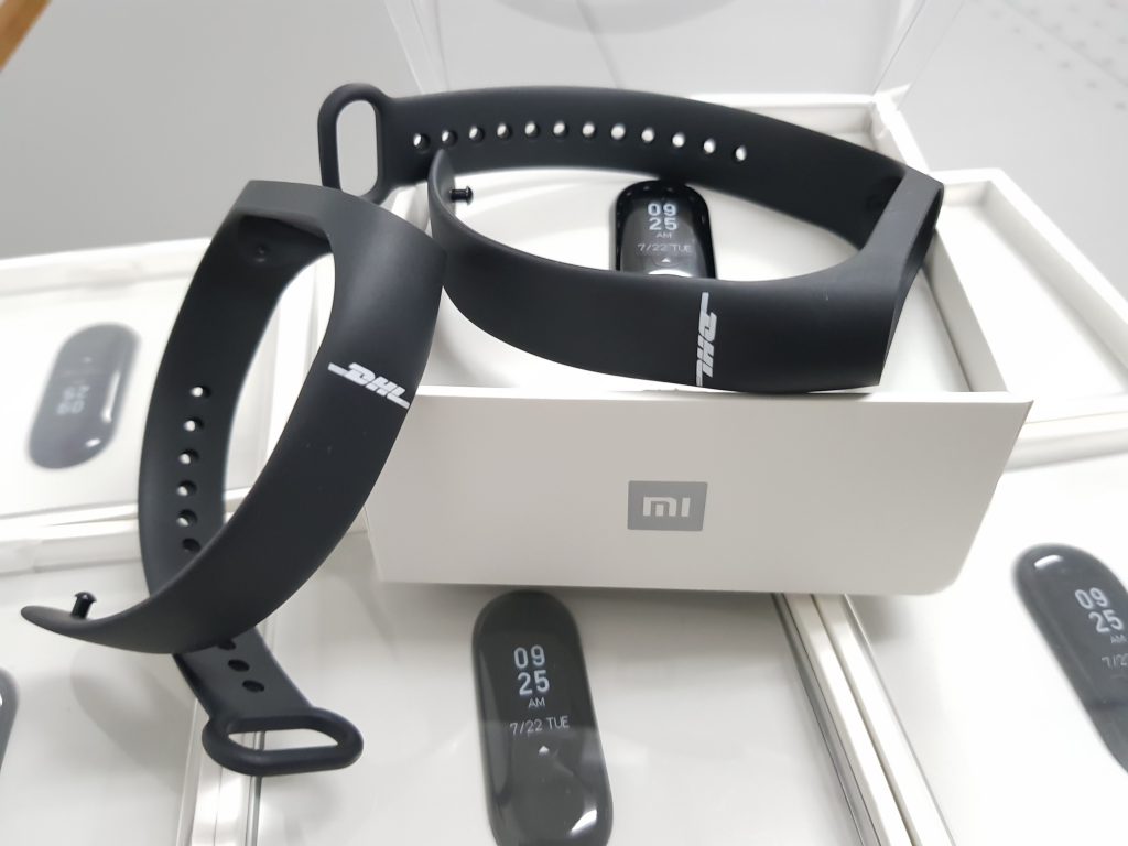 สกรีนโลโก้ DHL ลงบนสายนาฬิกายาง DHL LOGO Smart Watch Xiaomi Mi Band 2 UV Print