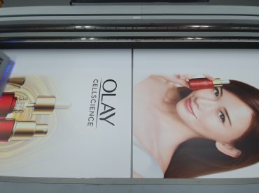 พิมพ์ป้าย acrylic โฆษณา Olay