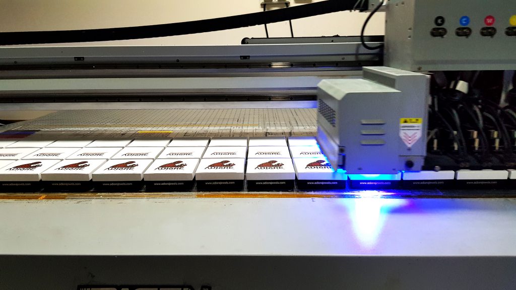 พิมพ์โลโก้บนกล่องกระดาษ UV Print Jewel Box