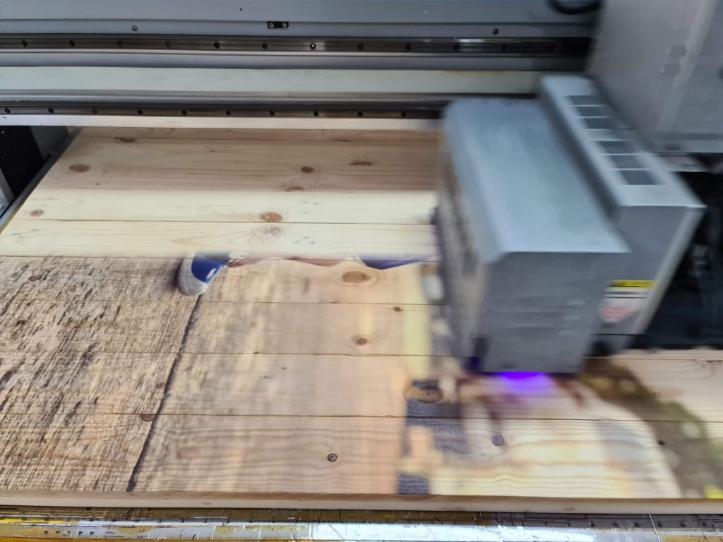 uv print wood พิมพ์รูปไม้สน ไม้พาเลท ไม้ลัง 