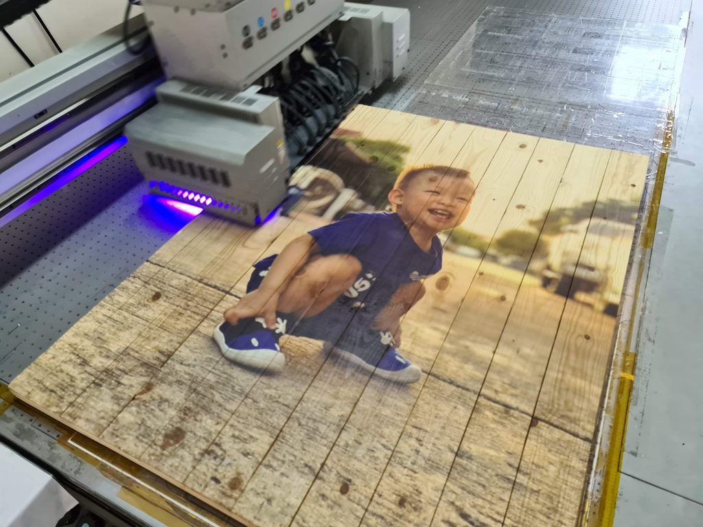 uv print wood พิมพ์รูปไม้สน ไม้พาเลท ไม้ลัง 